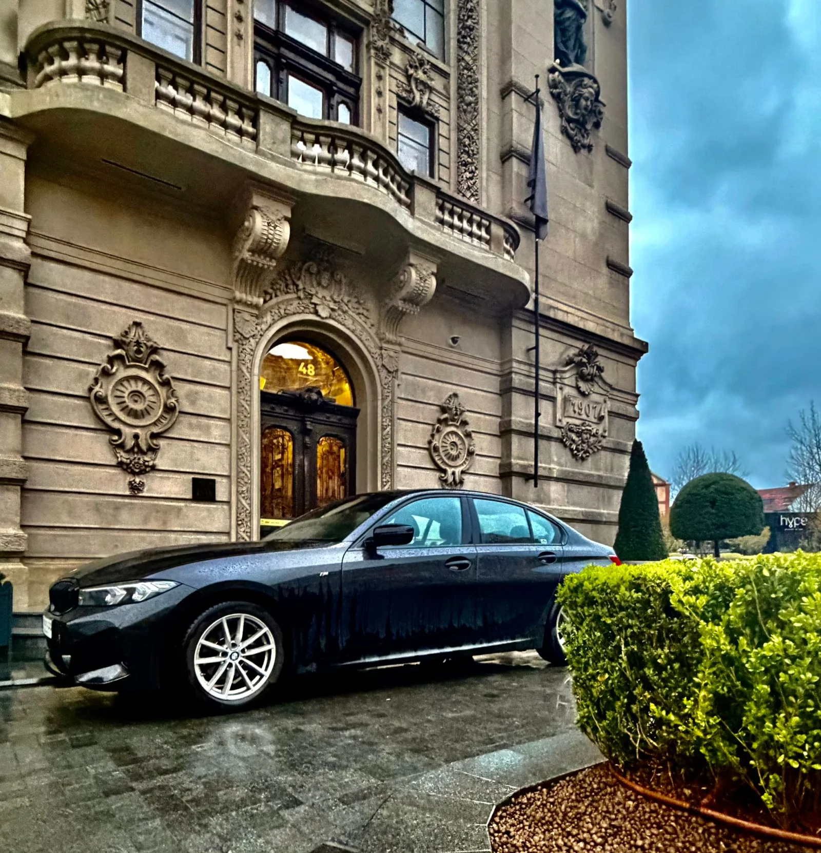 BMW pred beogradskim zdanjem